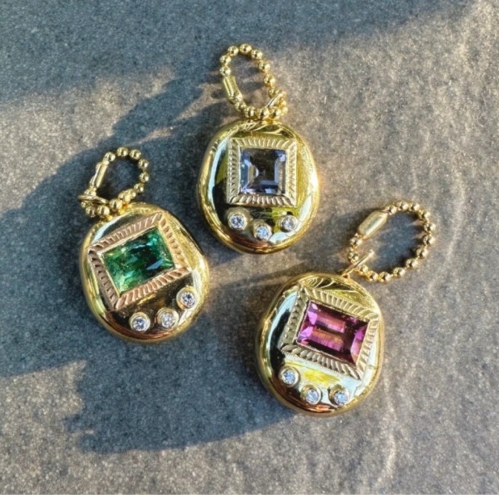 ISOOOOO!!!!! These Gold Pendant Necklace Set with Gemstones